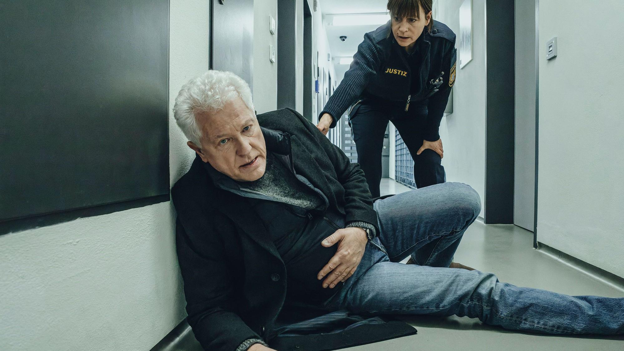 Nachdem Kriminalhauptkommissar Ivo Batic (Miroslav Nemec) im Flur des Gefängnisses angegriffen wurde, kommt ihm JVA-Beamtin Anja Bremmer (Jule Ronstedt) zu Hilfe.
