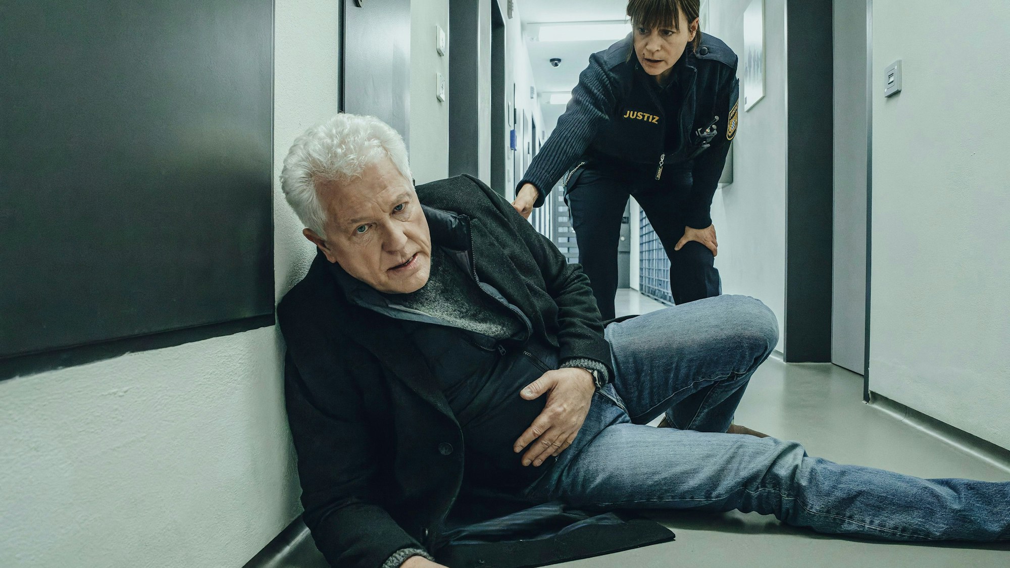 Nachdem Kriminalhauptkommissar Ivo Batic (Miroslav Nemec) im Flur des Gefängnisses angegriffen wurde, kommt ihm JVA-Beamtin Anja Bremmer (Jule Ronstedt) zu Hilfe.