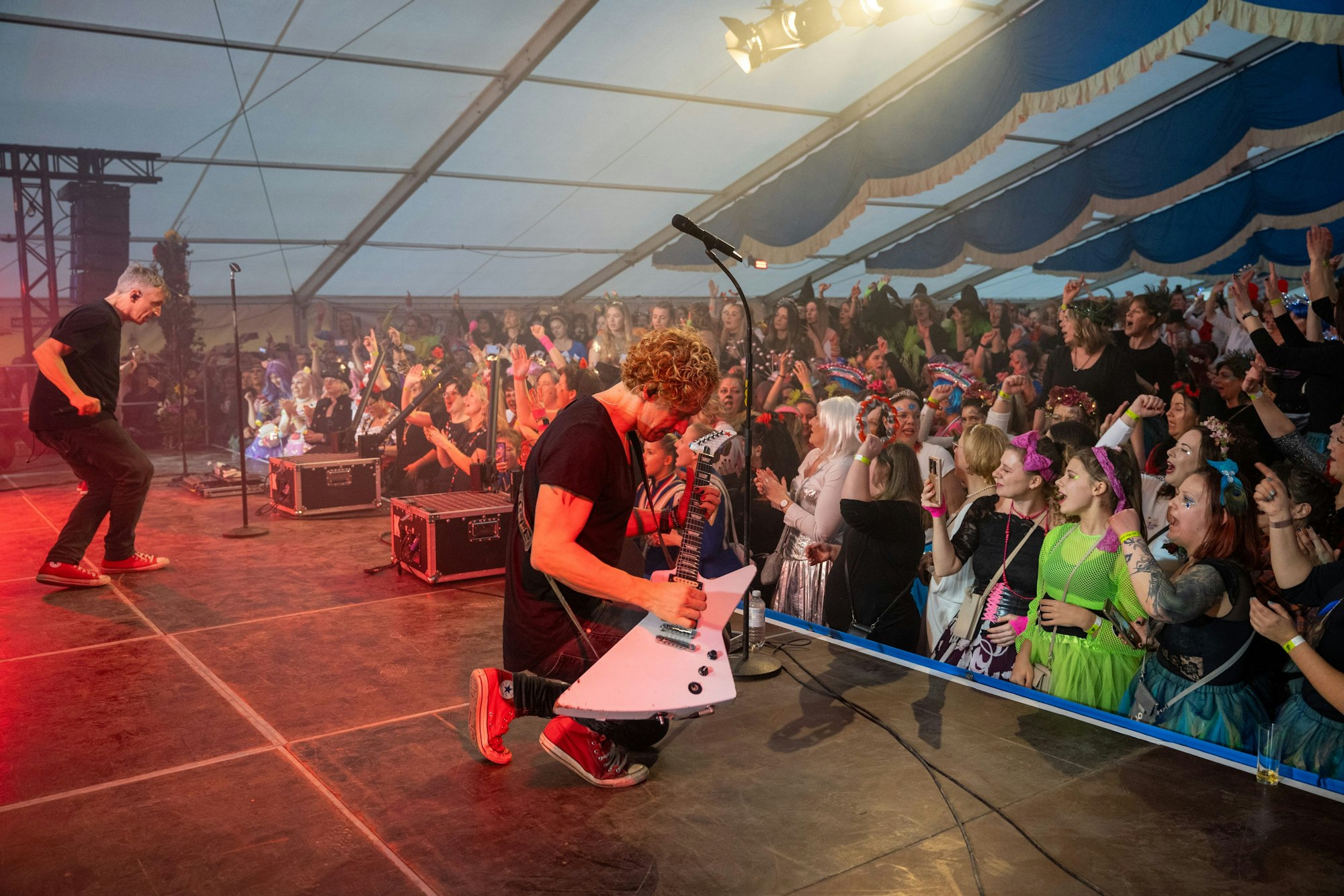 Kasalla bei der Damensitzung der KG Morsbach, im Vordergrund: Florian Peil.