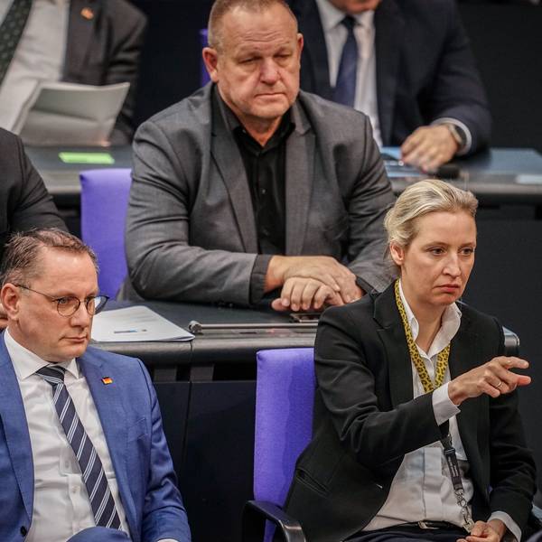Der AfD-Bundestagsabgeordnete Kay-Uwe Ziegler, hier hinter Parteichefin Alice Weidel, wurde wegen Betrugs mit Corona-Soforthilfen verurteilt. (Archivbild)