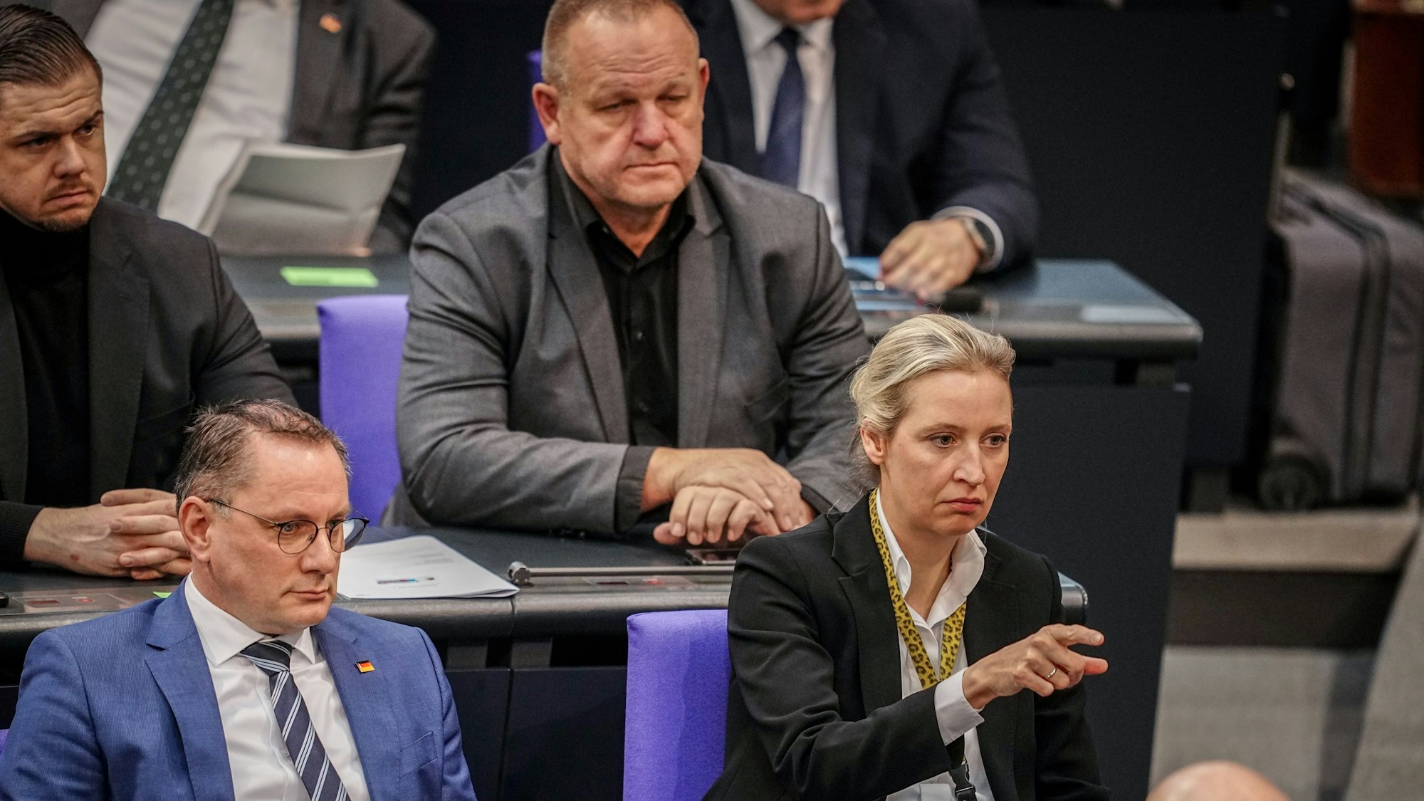 Der AfD-Bundestagsabgeordnete Kay-Uwe Ziegler, hier hinter Parteichefin Alice Weidel, wurde wegen Betrugs mit Corona-Soforthilfen verurteilt. (Archivbild)