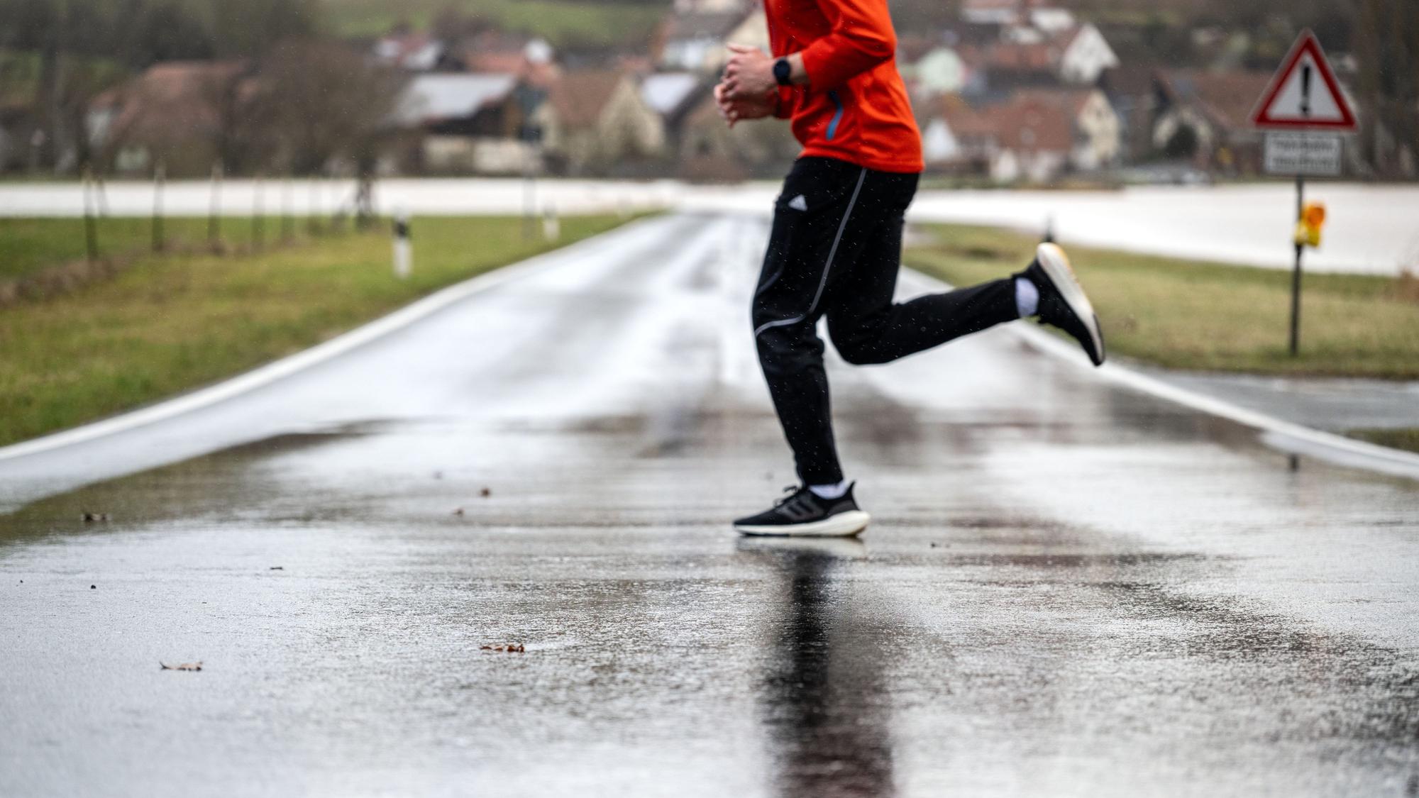 Eine Person joggt über eine Straße