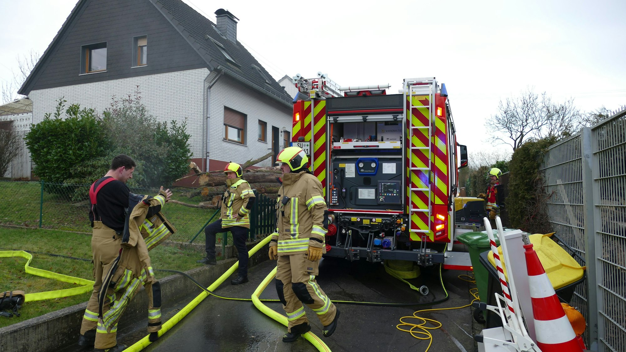 Feuerwehrleute am Einsatzort in der Straße Rottfeld in Wassack