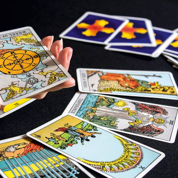 Tarot-Buch von Taschen: Eine Hand hält die Karte