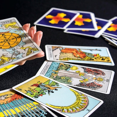 Tarot-Buch von Taschen: Eine Hand hält die Karte