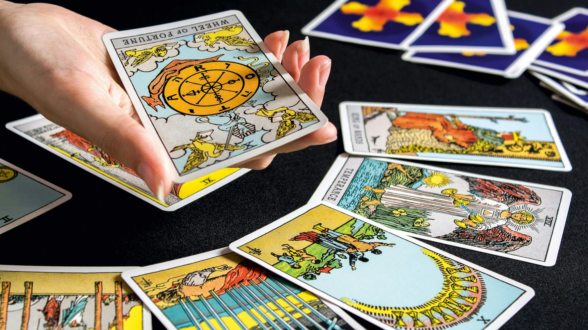 Tarot-Buch von Taschen: Eine Hand hält die Karte