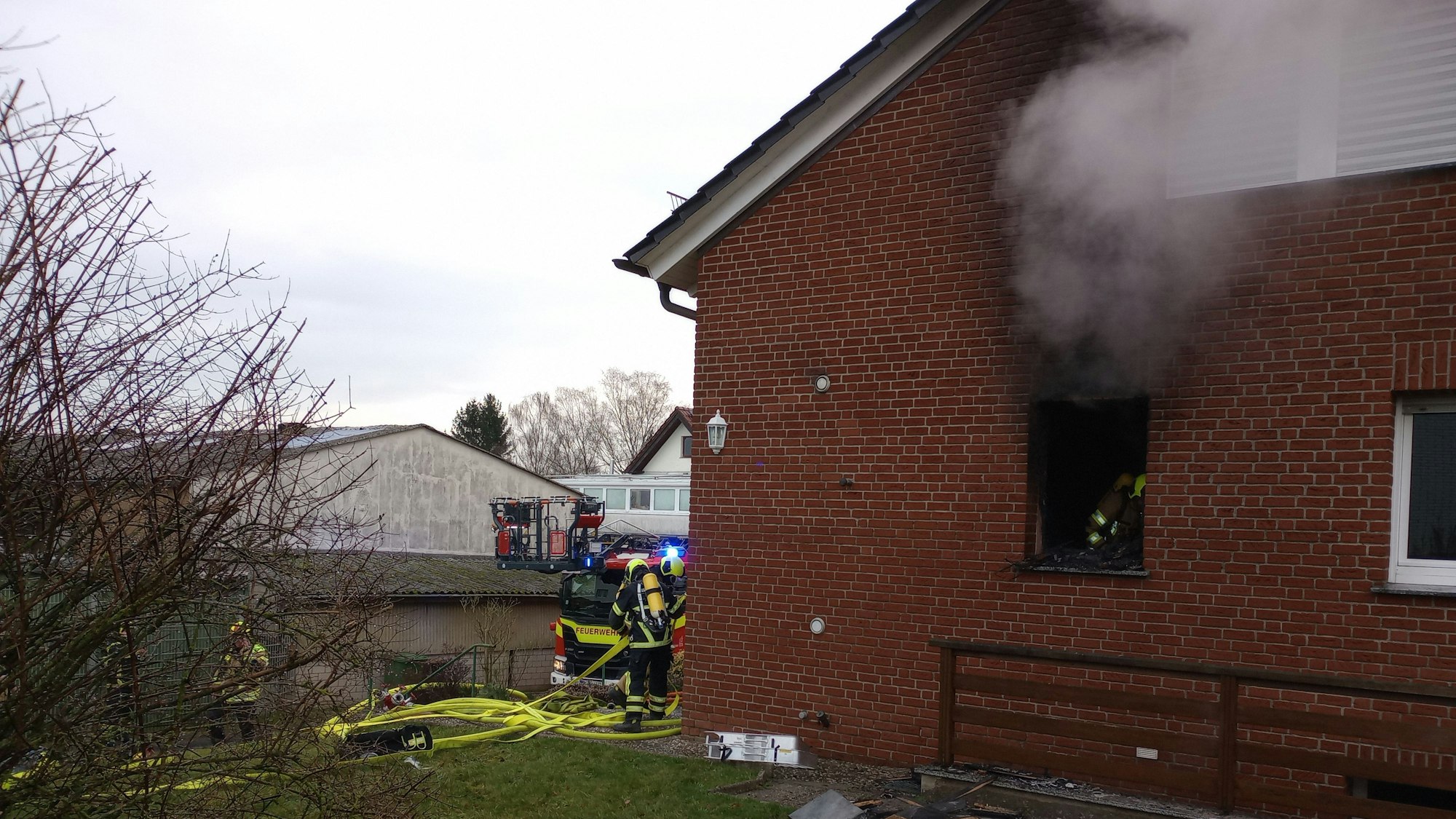 Qualm kommt aus dem Küchenfenster des brennenden Hauses in Wassack.