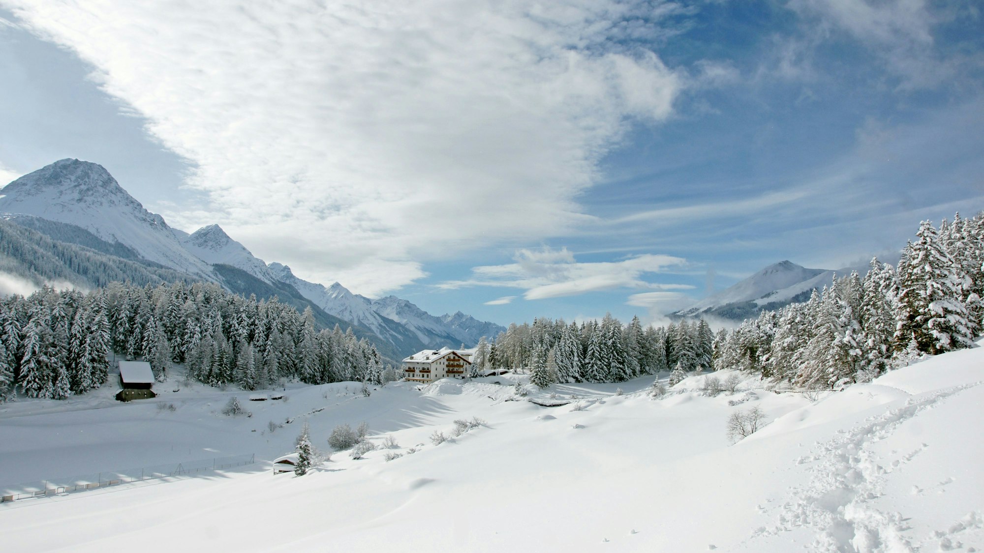 Das Skigebiet Nauders im österreichischen Bundesland im Sonnenschein. Im Hintergrund sind mehrere Berggipfel zu sehen. (Symbolbild)