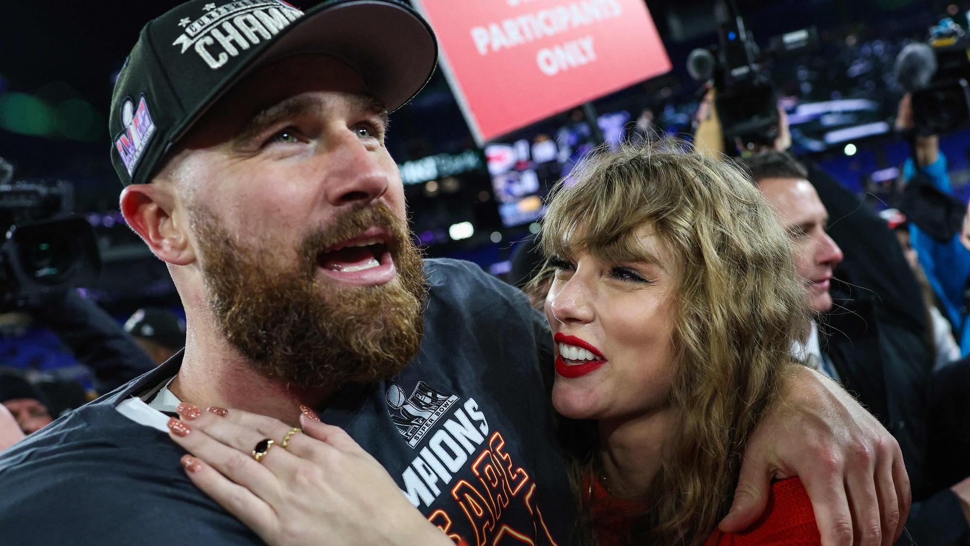 Wenn Travis Kelce von den Kansas City Chiefs (L) Football spielt, ist Taylor Swift nicht weit.