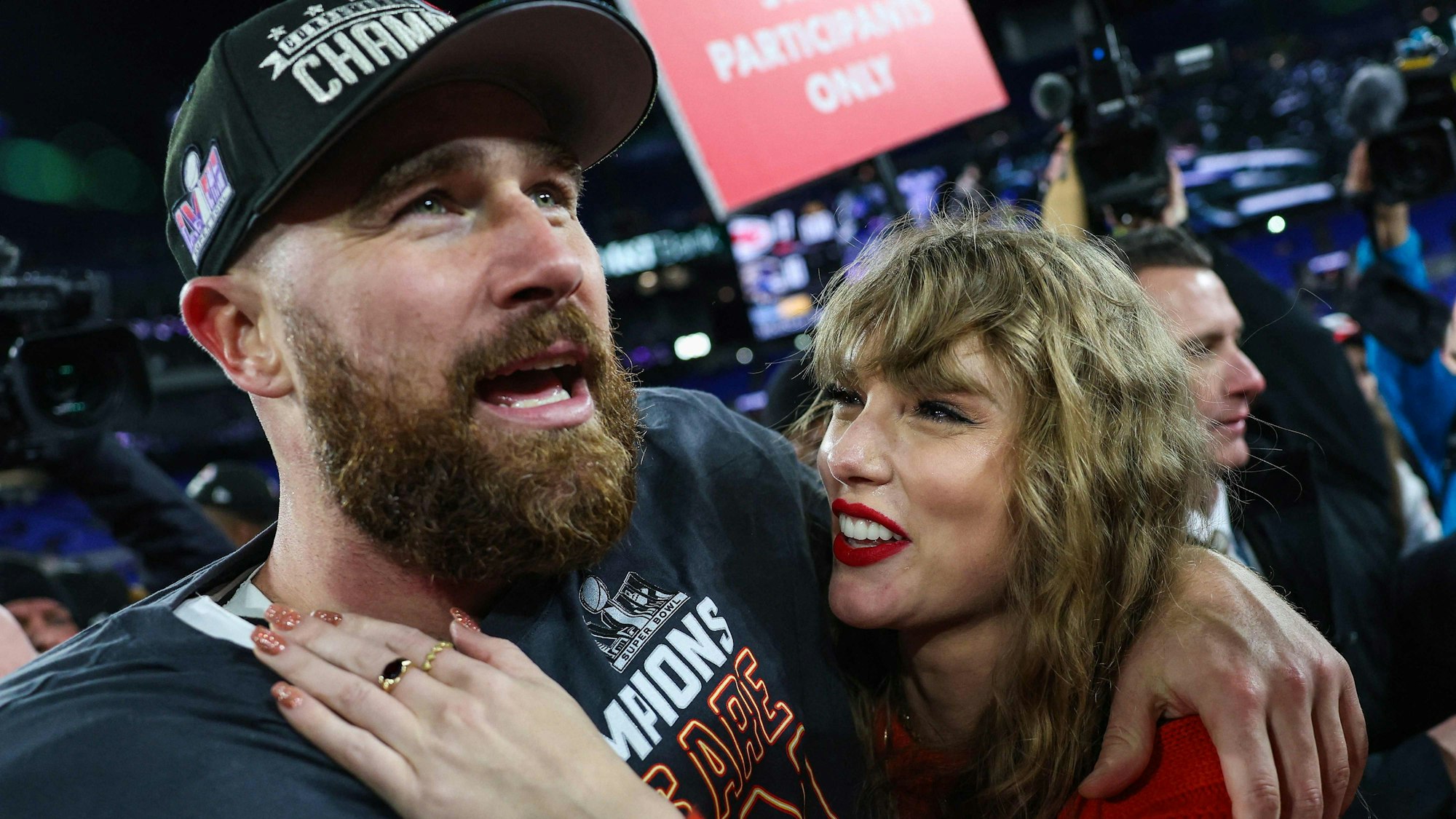 Wenn Travis Kelce von den Kansas City Chiefs (L) Football spielt, ist Taylor Swift nicht weit.