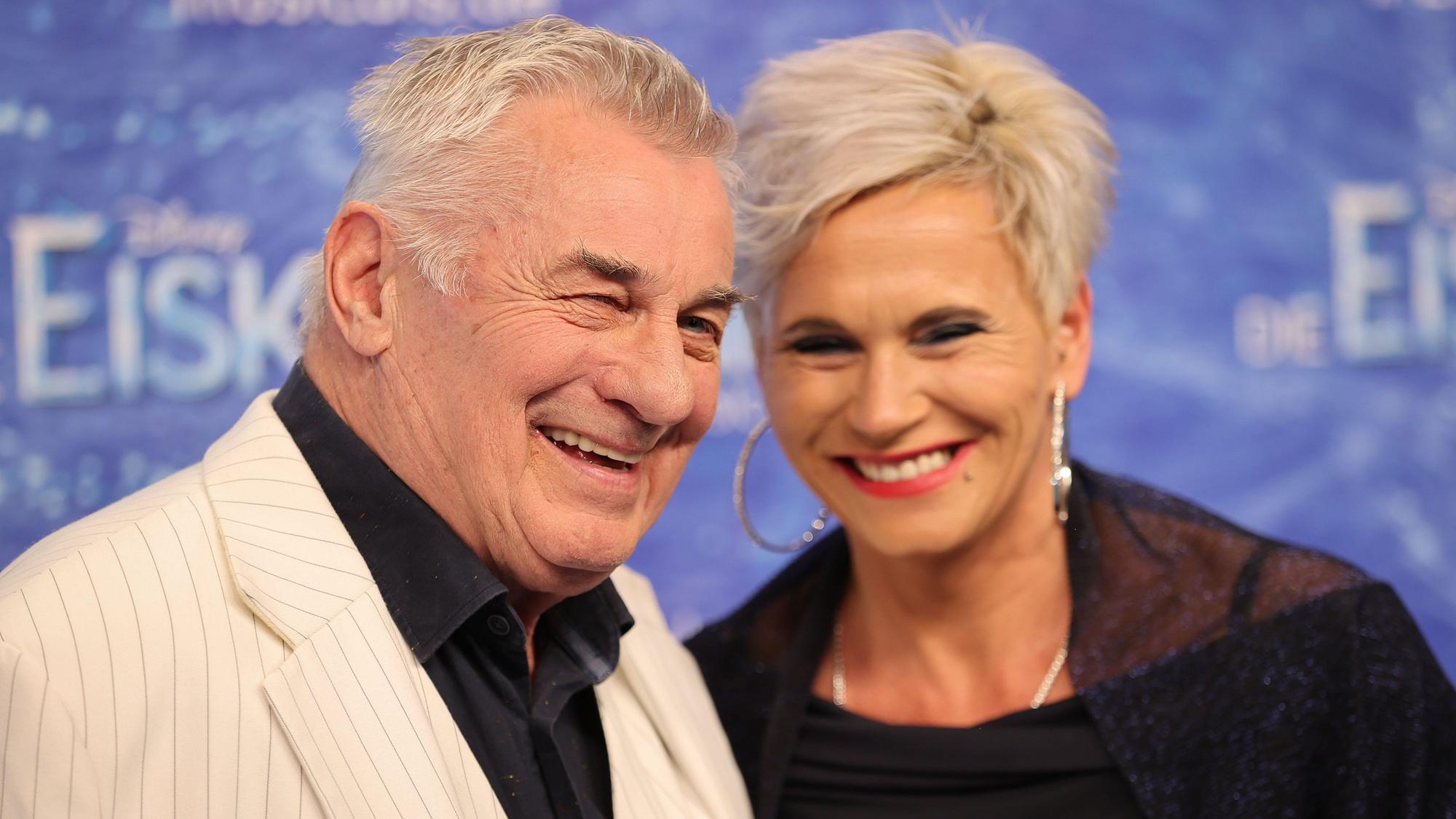 Heinz Hoenig, Schauspieler, und seine Frau Annika kommen zur Deutschlandpremiere des Disney-Musicals "Die Eiskönigin·