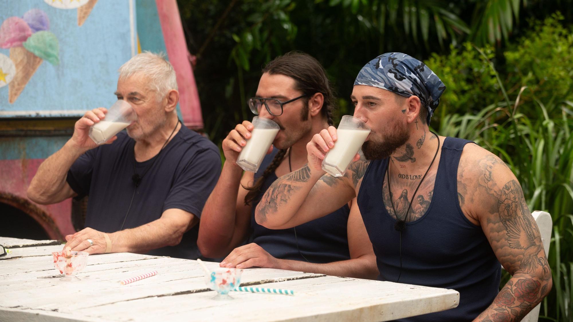 Heinz Hoenig, Fabio Knez und Mike Heiter mussten bei der Dschungelprüfung „Der Eisbrecher“ viel ekeliges Zeug schlucken.