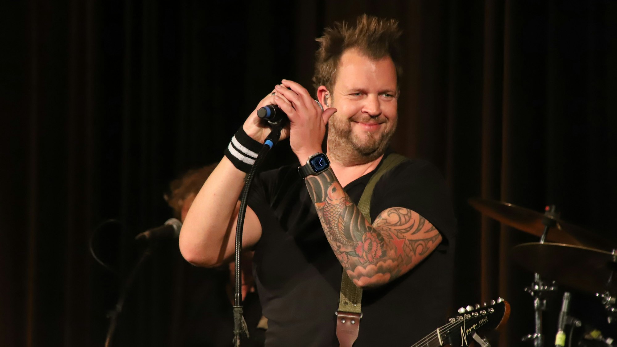 Das Foto zeigt Sven Welter auf der Bühne.