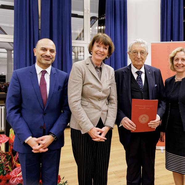 Verleihung der Würde eines Doktors der Rechte ehrenhalber an Herrn Bundesminister a.D. Gerhart Rudolf Baum. V.l.n.r.: Prof. Dr. Joybrato Mukherjee (Rektor der Universität zu Köln), Henriette Reker (Oberbürgermeisterin von Köln), Gerhart Rudolf Baum (Bundesinnenminister a.D.), Prof. Dr. Angelika Nußberger (Direktorin der Akademie für europäischen Menschenrechtsschutz), Prof. Dr. Bernhard Kempen (Dekan Rechtswissenschaftliche Fakultät).