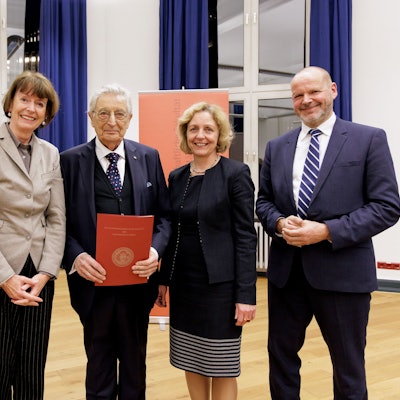 Verleihung der Würde eines Doktors der Rechte ehrenhalber an Herrn Bundesminister a.D. Gerhart Rudolf Baum. V.l.n.r.: Prof. Dr. Joybrato Mukherjee (Rektor der Universität zu Köln), Henriette Reker (Oberbürgermeisterin von Köln), Gerhart Rudolf Baum (Bundesinnenminister a.D.), Prof. Dr. Angelika Nußberger (Direktorin der Akademie für europäischen Menschenrechtsschutz), Prof. Dr. Bernhard Kempen (Dekan Rechtswissenschaftliche Fakultät).