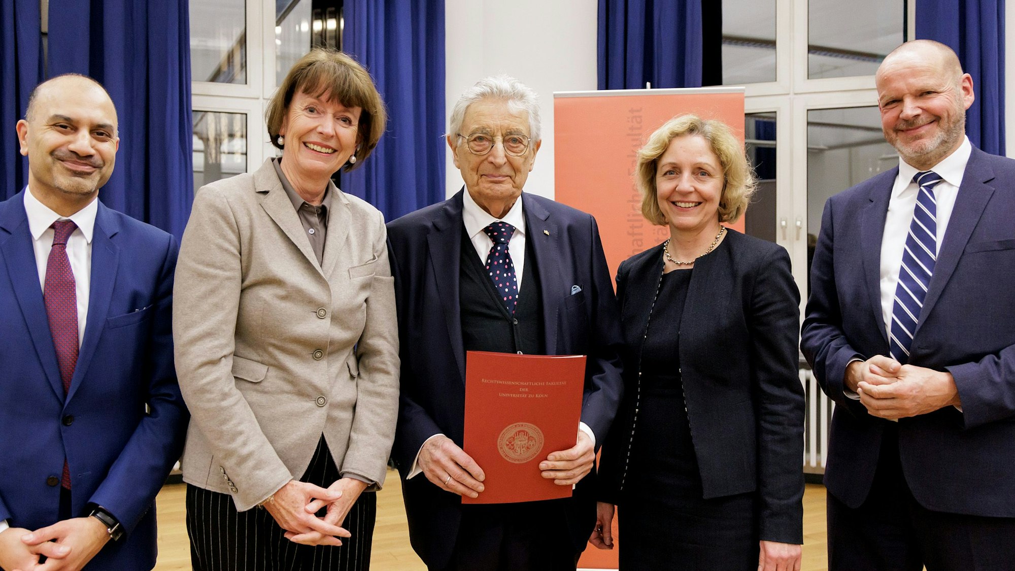 Verleihung der Würde eines Doktors der Rechte ehrenhalber an Herrn Bundesminister a.D. Gerhart Rudolf Baum. V.l.n.r.: Prof. Dr. Joybrato Mukherjee (Rektor der Universität zu Köln), Henriette Reker (Oberbürgermeisterin von Köln), Gerhart Rudolf Baum (Bundesinnenminister a.D.), Prof. Dr. Angelika Nußberger (Direktorin der Akademie für europäischen Menschenrechtsschutz), Prof. Dr. Bernhard Kempen (Dekan Rechtswissenschaftliche Fakultät).