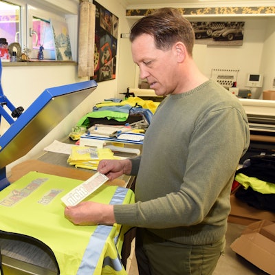 „Karneval in bunt, nicht braun!“: Peter Koch aus der Waldbröler Ortschaft Altehufen fertigt Westen für Wagenengel, die dann bundesweit im Karneval 2024 getragen werden.