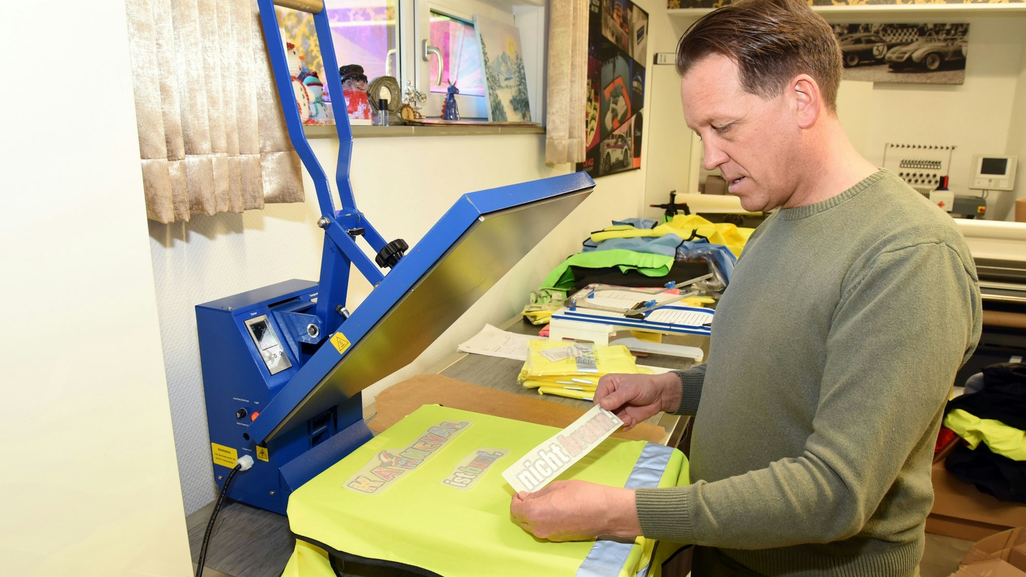 „Karneval in bunt, nicht braun!“: Peter Koch aus der Waldbröler Ortschaft Altehufen fertigt Westen für Wagenengel, die dann bundesweit im Karneval 2024 getragen werden.