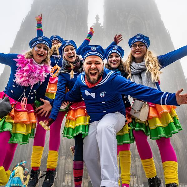 Kostümierte Jecke aus Belgien im Nebel am Dom.