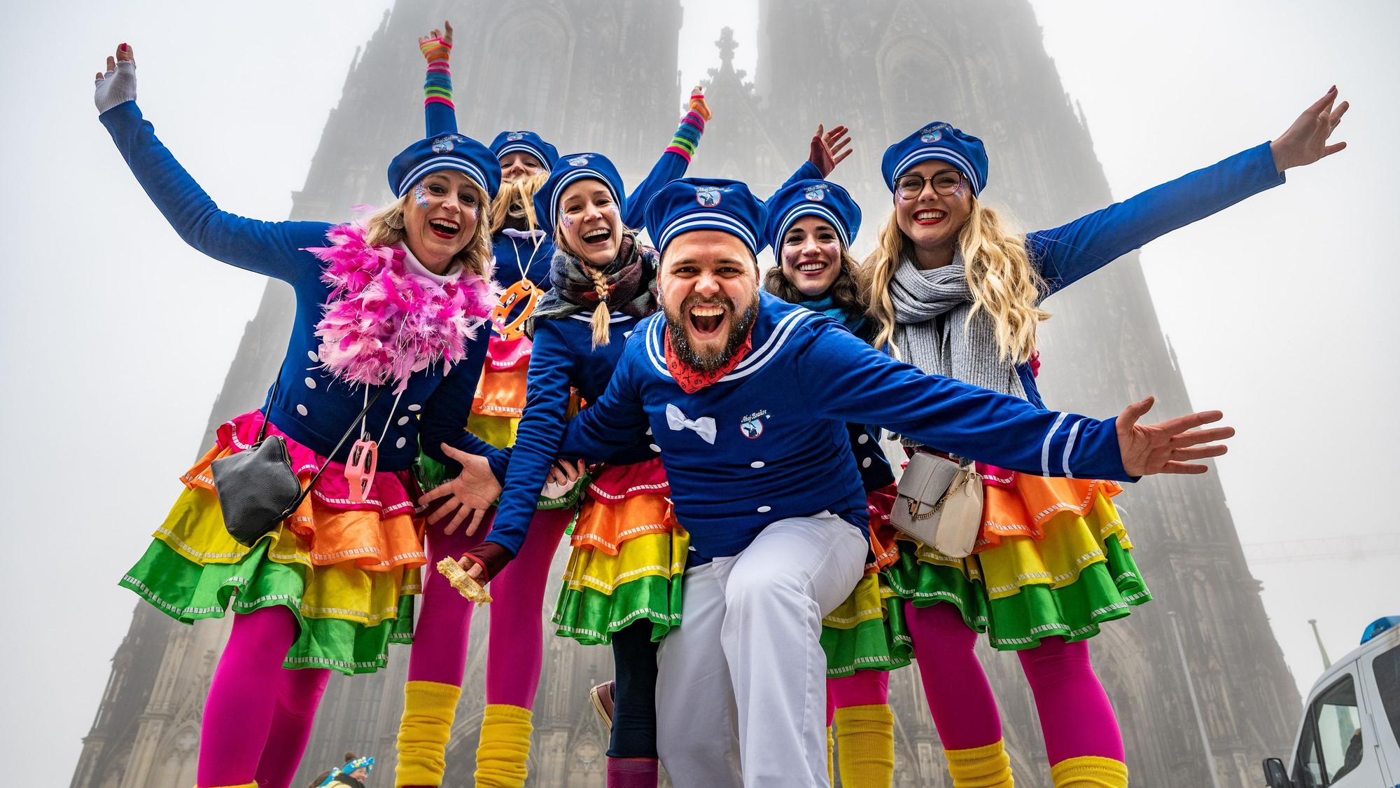Kostümierte Jecke aus Belgien im Nebel am Dom.