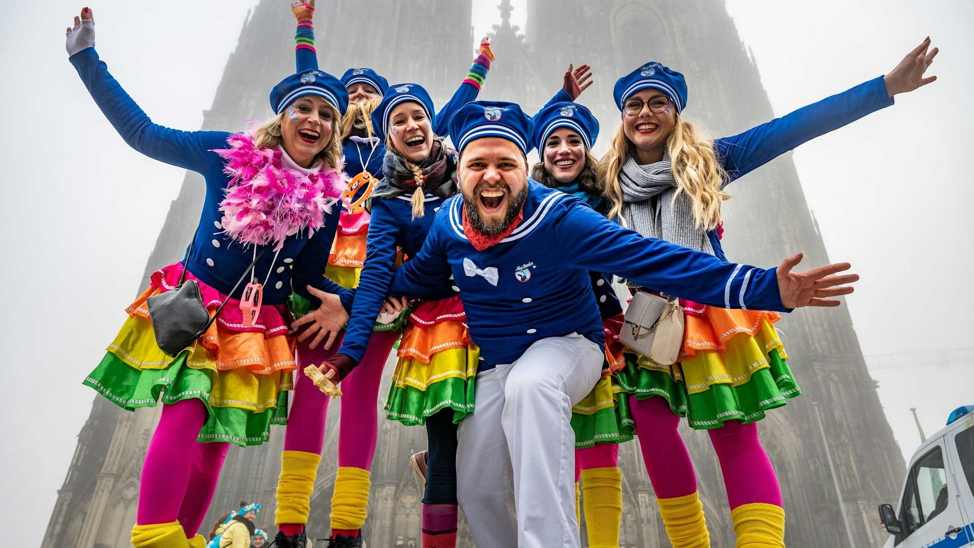 Kostümierte Jecke aus Belgien im Nebel am Dom.
