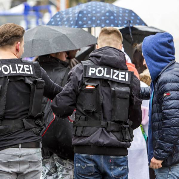 Zwei junge Männer tragen Polizei-Kostüme.