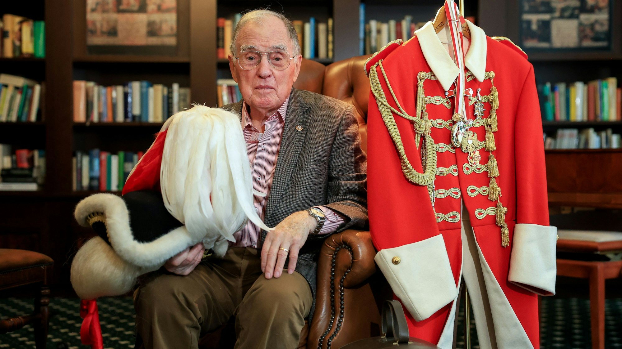 Porträt des 90-jährigen Oskar Hamacher von den Roten Funken mit Uniform und Dreispitz mit Federn.