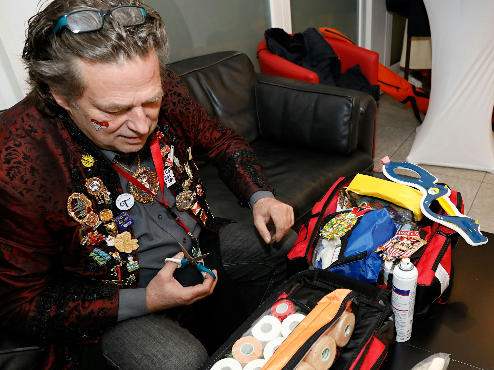 Der Kölner Physiotherapeut Wilfried Wiltschek mit seinem Notfallrucksack