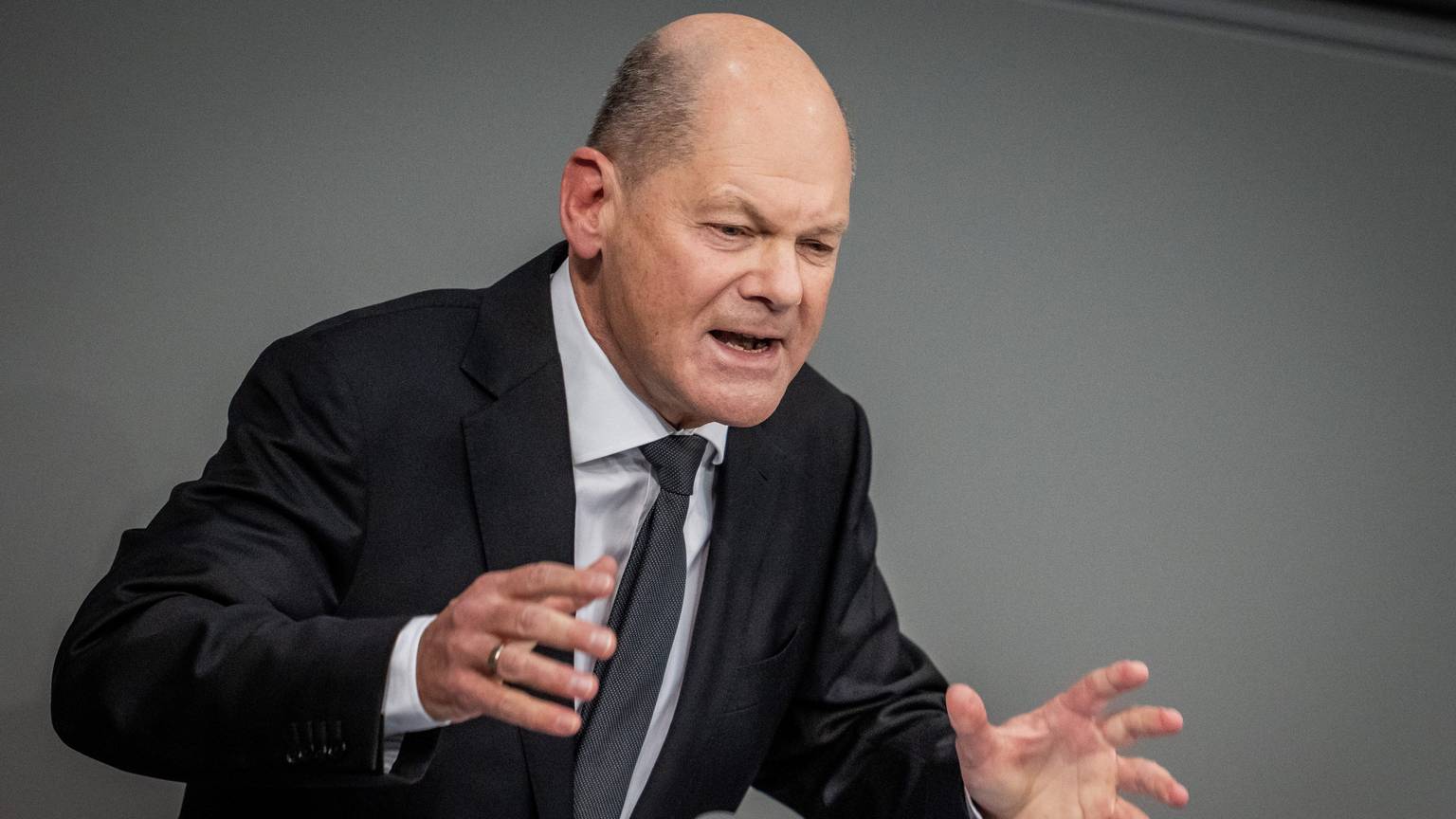 dpatopbilder - 31.01.2024, Berlin: Bundeskanzler Olaf Scholz (SPD), spricht im Bundestag in der Generaldebatte zum Etat des Bundeskanzlers und des Bundeskanzleramts. Foto: Michael Kappeler/dpa +++ dpa-Bildfunk +++