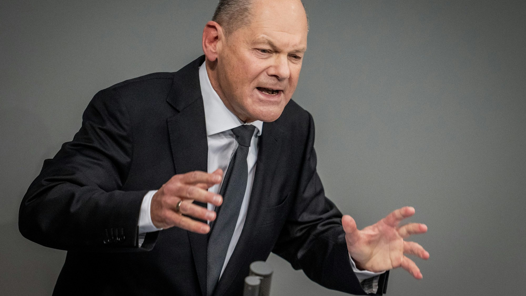 dpatopbilder - 31.01.2024, Berlin: Bundeskanzler Olaf Scholz (SPD), spricht im Bundestag in der Generaldebatte zum Etat des Bundeskanzlers und des Bundeskanzleramts. Foto: Michael Kappeler/dpa +++ dpa-Bildfunk +++