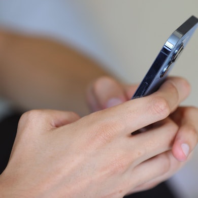 ARCHIV - 16.08.2022, Bayern, Augsburg: Ein Jugendlicher hält ein Smartphone in den Händen. (zu dpa: ««Jahr der Nachricht»: Medienaktion für Jugendliche gegen Fake News») Foto: Karl-Josef Hildenbrand/Deutsche Presse-Agentur GmbH/dpa +++ dpa-Bildfunk +++