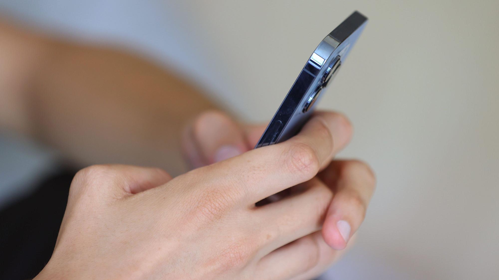 ARCHIV - 16.08.2022, Bayern, Augsburg: Ein Jugendlicher hält ein Smartphone in den Händen. (zu dpa: ««Jahr der Nachricht»: Medienaktion für Jugendliche gegen Fake News») Foto: Karl-Josef Hildenbrand/Deutsche Presse-Agentur GmbH/dpa +++ dpa-Bildfunk +++