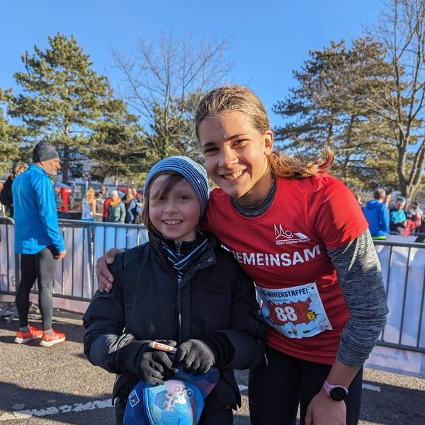 Fanni Szalai, das ungarische Triathlon-Talent vom KTT 01, posiert nach dem Triathlon in Pulheim mit einem Fan