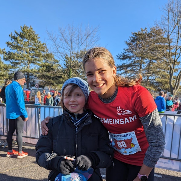 Fanni Szalai, das ungarische Triathlon-Talent vom KTT 01, posiert nach dem Triathlon in Pulheim mit einem Fan