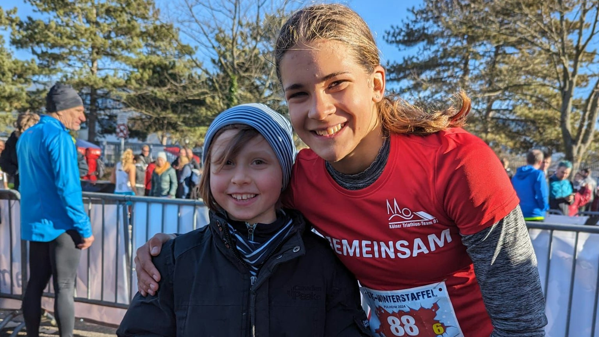 Fanni Szalai, das ungarische Triathlon-Talent vom KTT 01, posiert nach dem Triathlon in Pulheim mit einem Fan