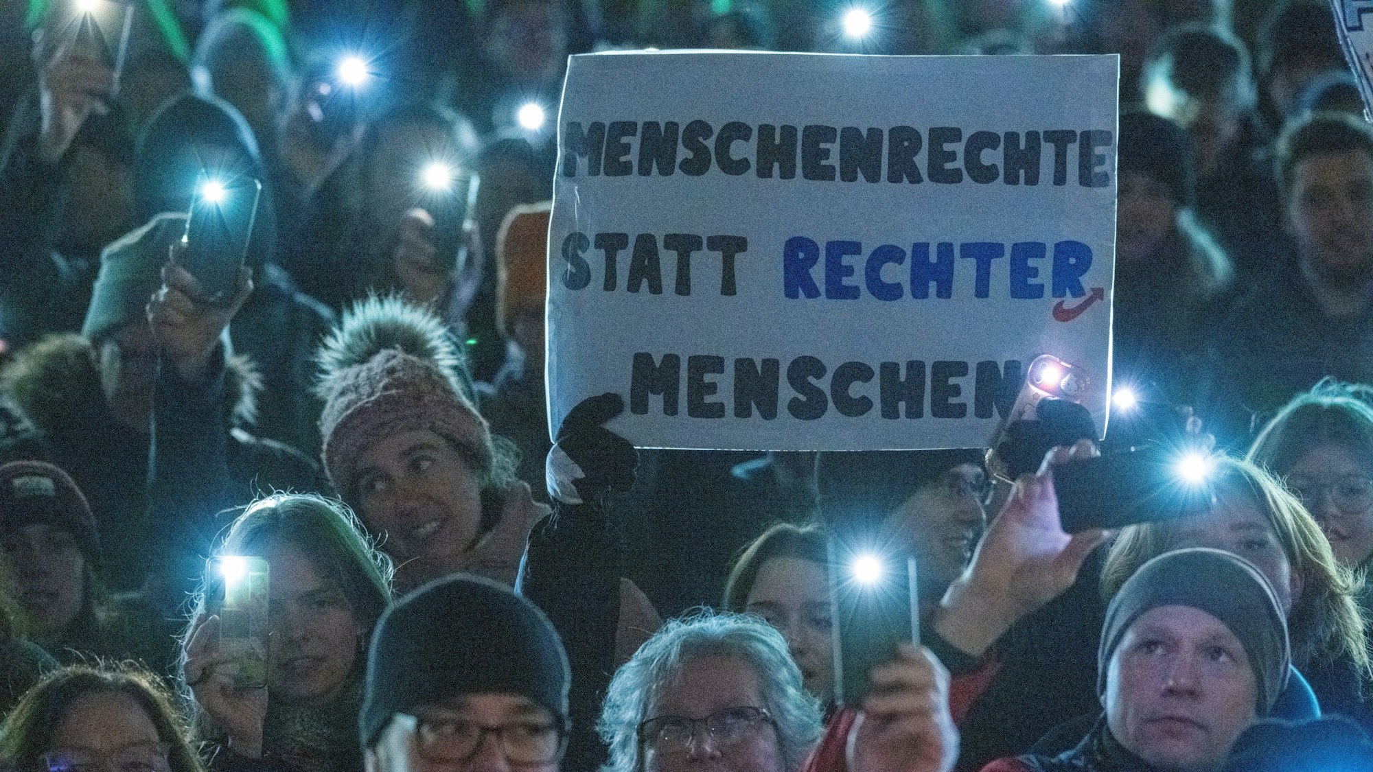 Mit bundesweiten Demonstrationen setzen Hunderttausende Menschen in Deutschland ein Zeichen des Widerstands gegen Rechtsextremismus.
