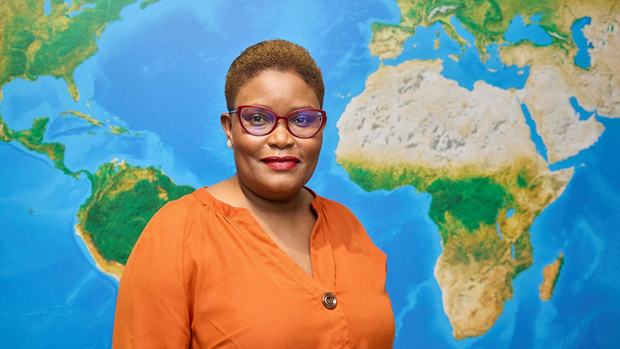 PRODUKTION - 24.01.2024, Hamburg: Edell Otieno-Okoth, Expertin bei Plan International, aufgenommen vor einem Interview anlässlich des Internationalen Tages gegen weibliche Genitalverstümmelung (06.02.). (zu dpa "Expertin: «Ich wünsche mir, dass kein Mädchen mehr beschnitten wird») Foto: Georg Wendt/dpa +++ dpa-Bildfunk +++