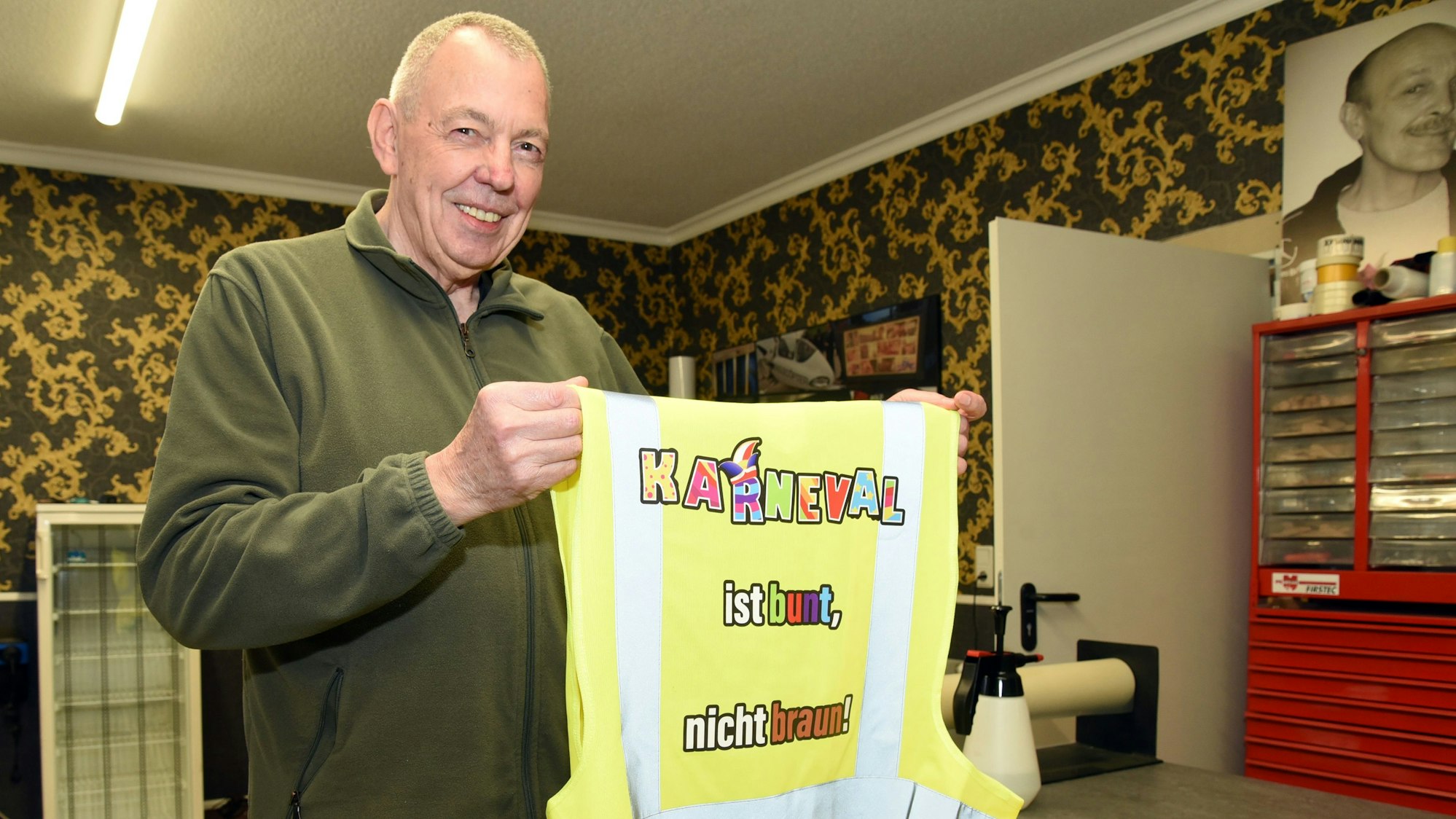 Auch die Fischköpp aus Siegburg-Kaldauen wollen die Westen haben, Alfred Unkrig hat sie in Waldbröl-Altehufen gerade abgeholt, wie unser Foto zeigt.