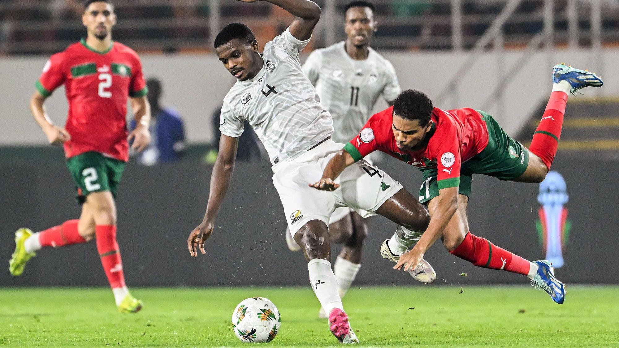 Der Leverkusener Amine Adli rechts im Bild mit vollem Einsatz