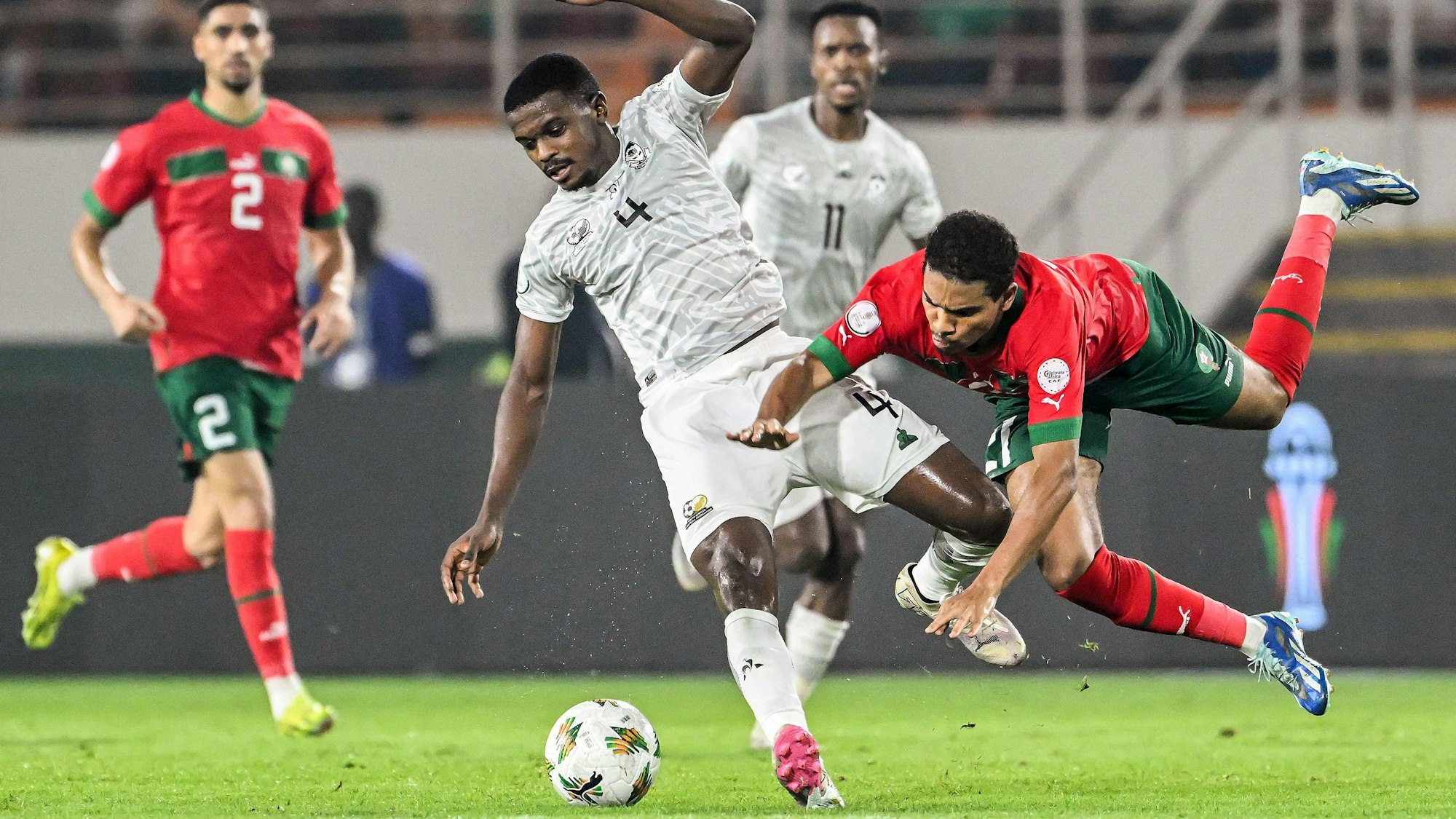 Der Leverkusener Amine Adli rechts im Bild mit vollem Einsatz