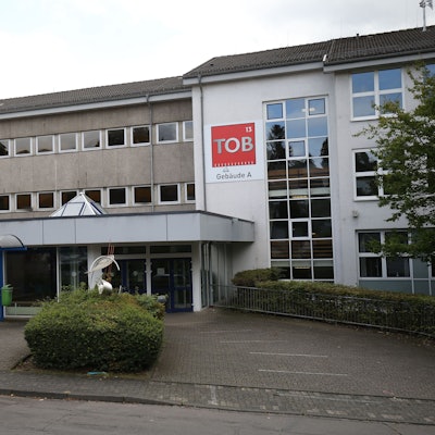 Ein Schulgebäude von außen.