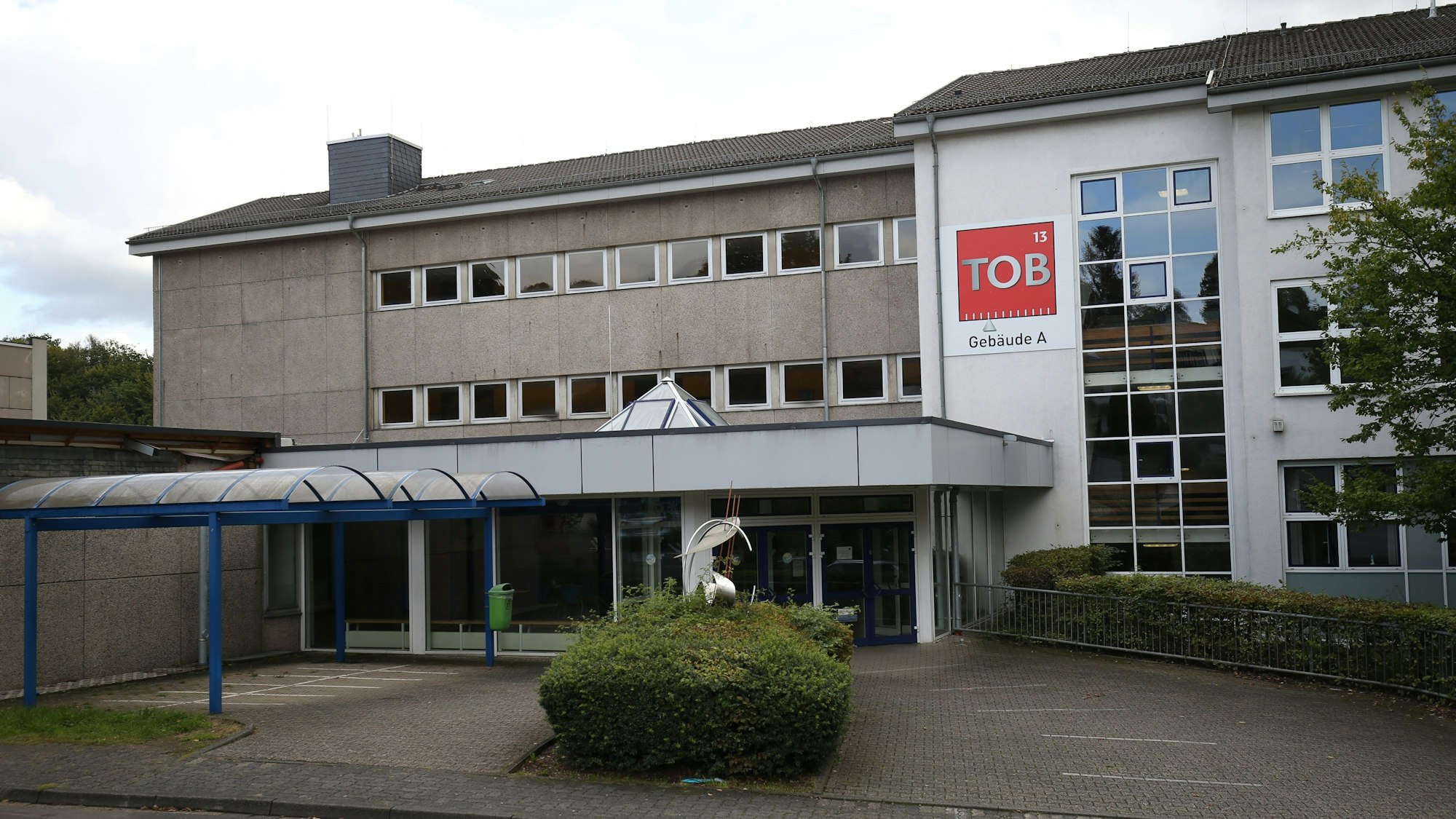 Ein Schulgebäude von außen.