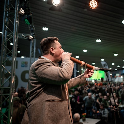 Der Wettbewerb gilt als einer der Höhepunkte der Messe Jagd & Hund, die in der Westfalenhalle in Dortmund stattfindet. Foto: Fabian Strauch/dpa +++ dpa-Bildfunk +++