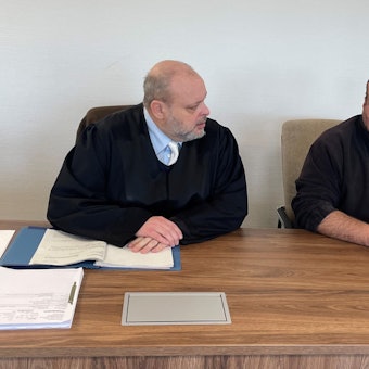 Der Angeklagte mit seinem Verteidiger Jörg Kranendonk beim Prozessauftakt im Landgericht Köln