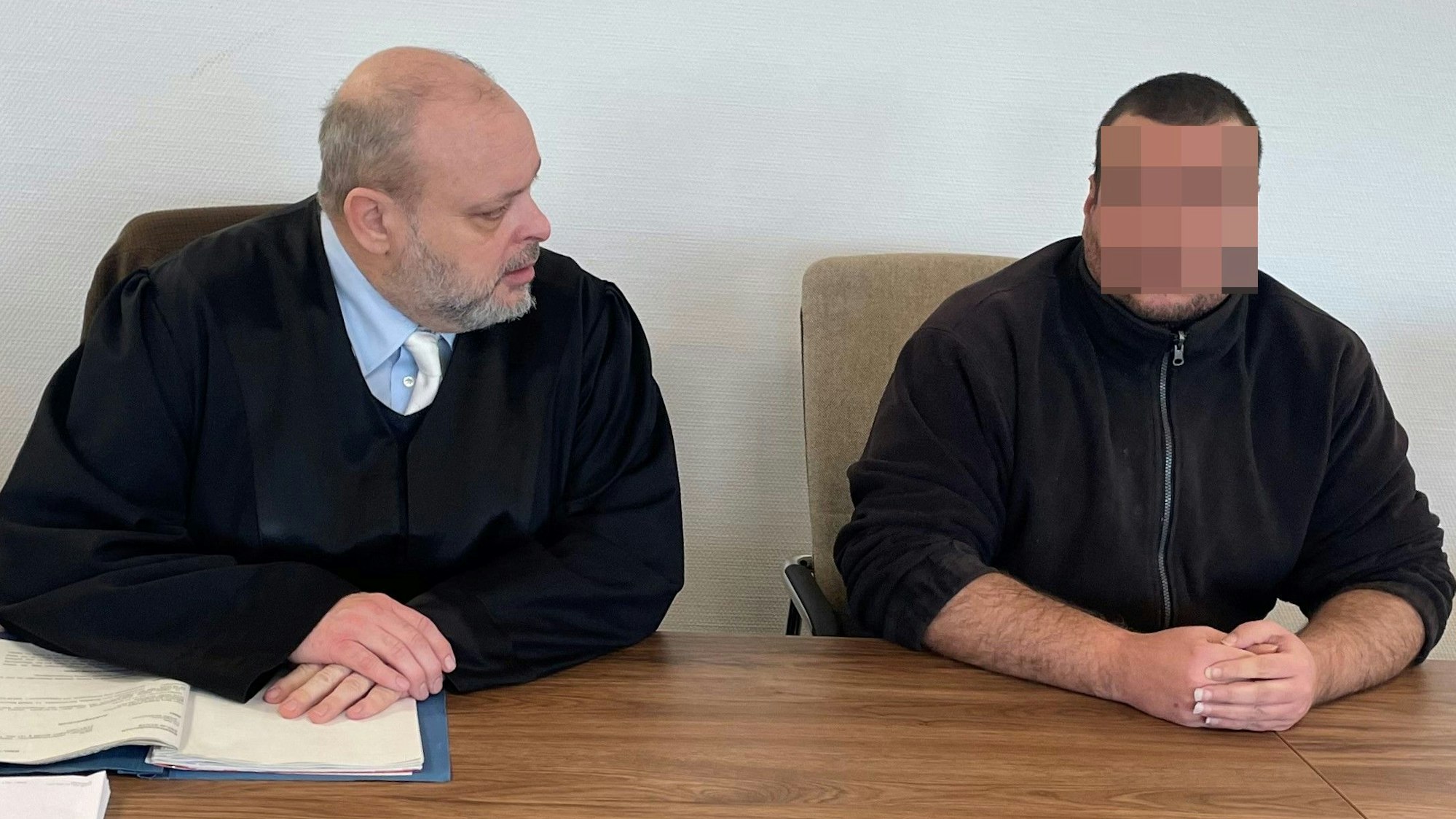 Der Angeklagte mit seinem Verteidiger Jörg Kranendonk beim Prozessauftakt im Landgericht Köln.