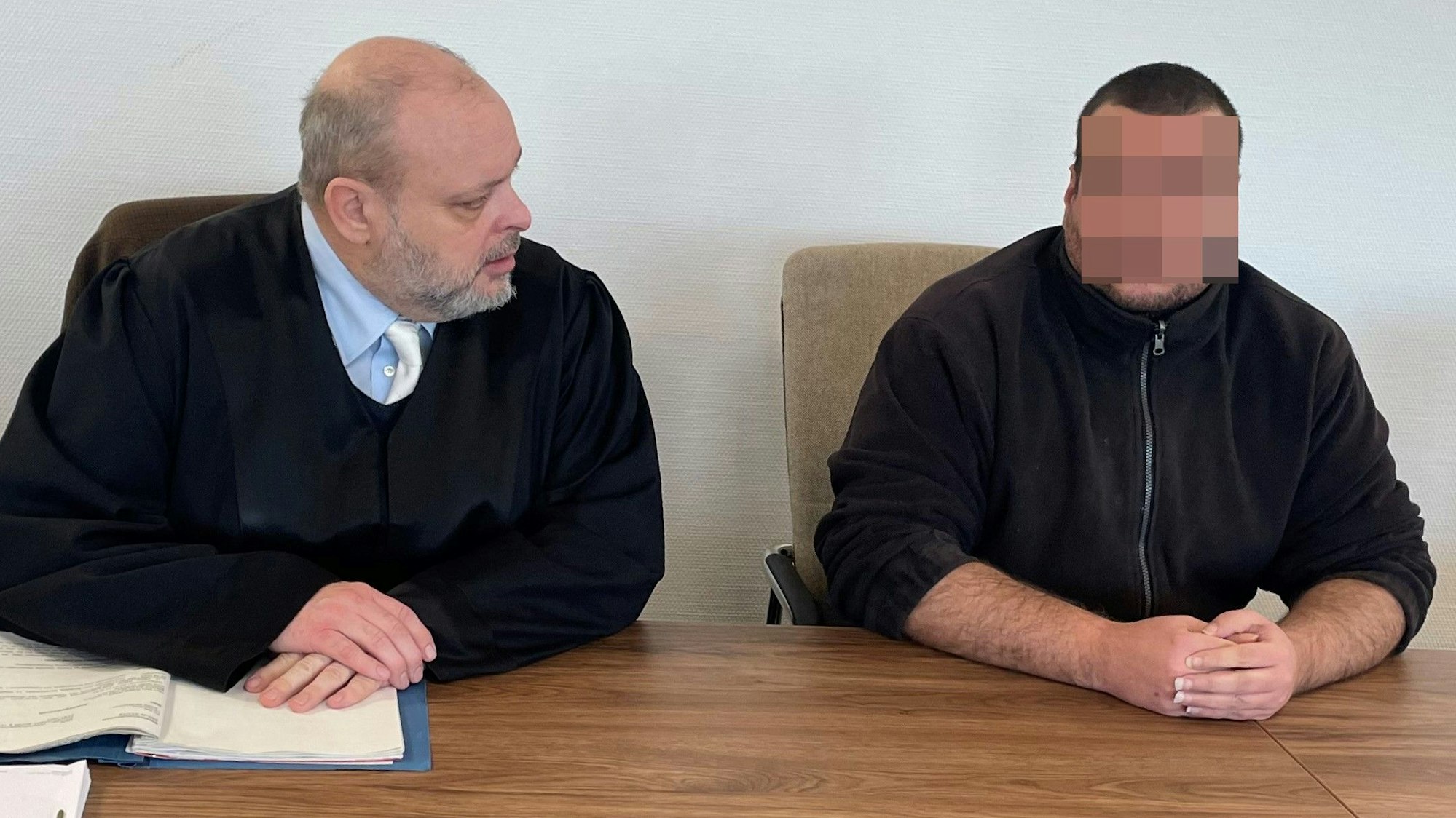 Der Angeklagte mit seinem Verteidiger Jörg Kranendonk beim Prozessauftakt im Landgericht Köln