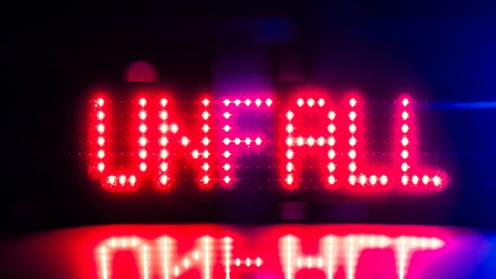 Ein rotes "Unfall"-Warnsignal auf dem Dach eines Polizeiautos.