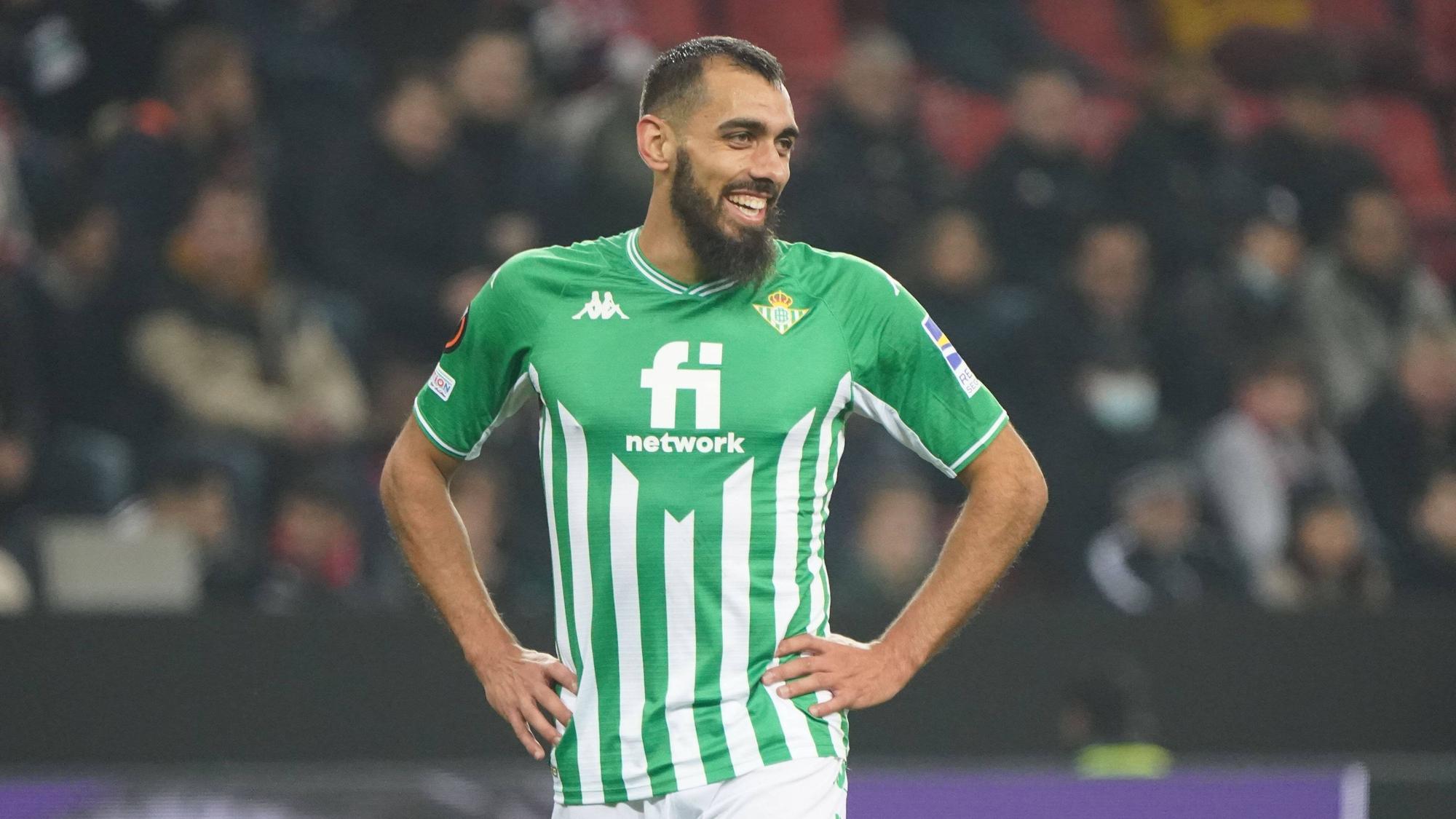 Der neue Stürmer der Leverkusener Borja Iglesias im Spiel gegen seinen künftigen Arbeitsgeber