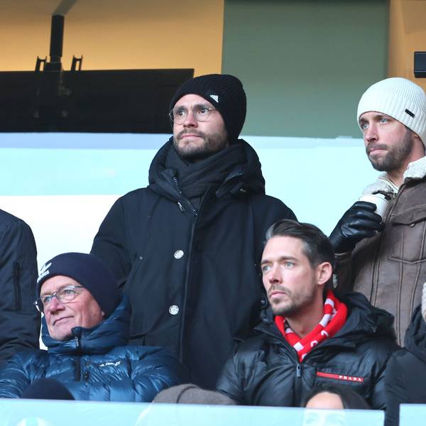 Jonas Hector und Mark Uth verfolgen die Partie des 1. FC Köln gegen Borussia Dortmund in der VIP-Loge.