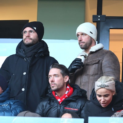 Jonas Hector und Mark Uth verfolgen die Partie des 1. FC Köln gegen Borussia Dortmund in der VIP-Loge.